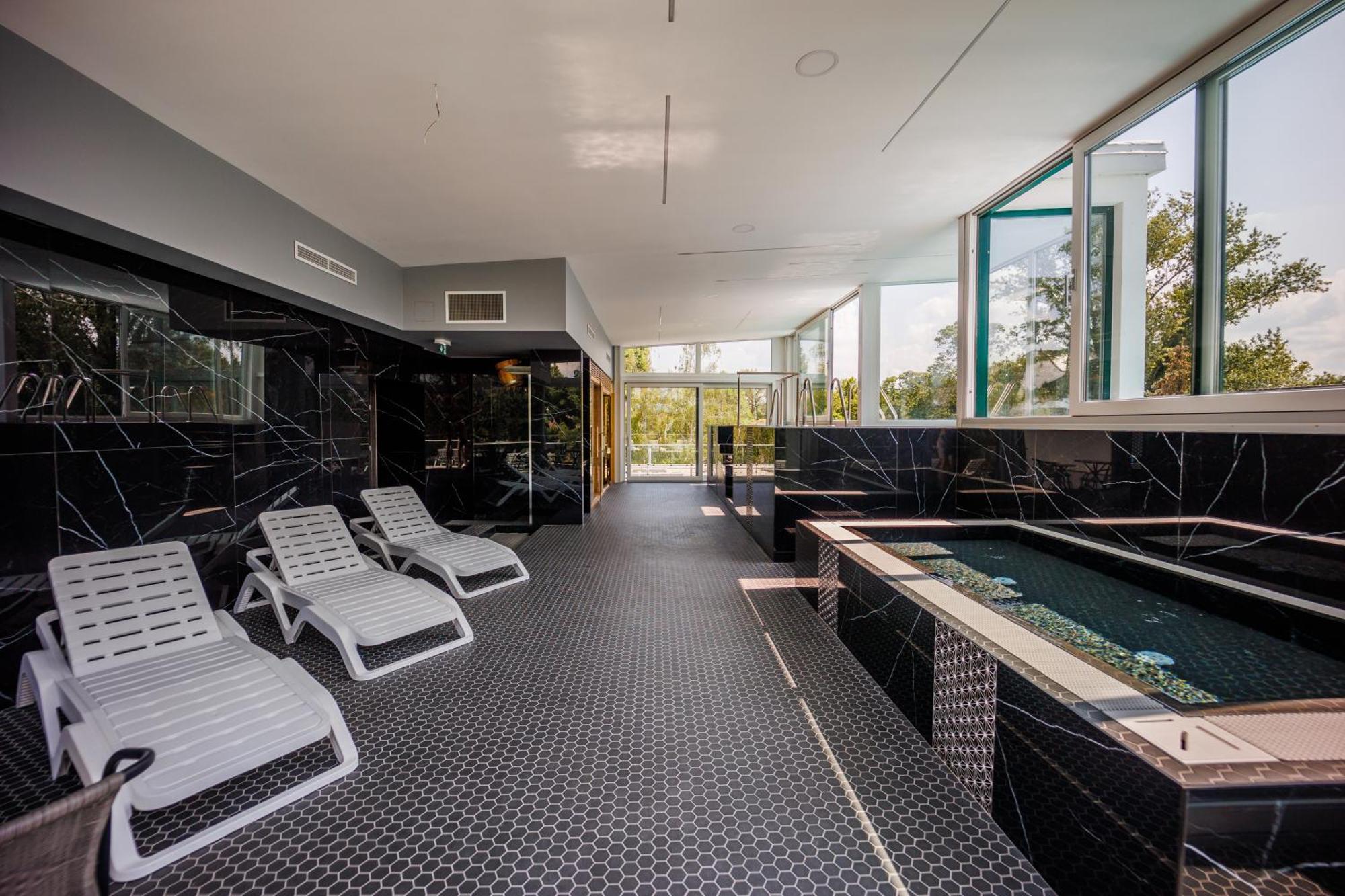Villa Bauhaus Labi Garden Wellness Apartman Siófok Buitenkant foto